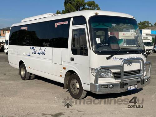 2014 White-Higer R Series 29 Seat Bus