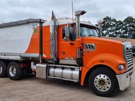 Mack Trident - picture0' - Click to enlarge