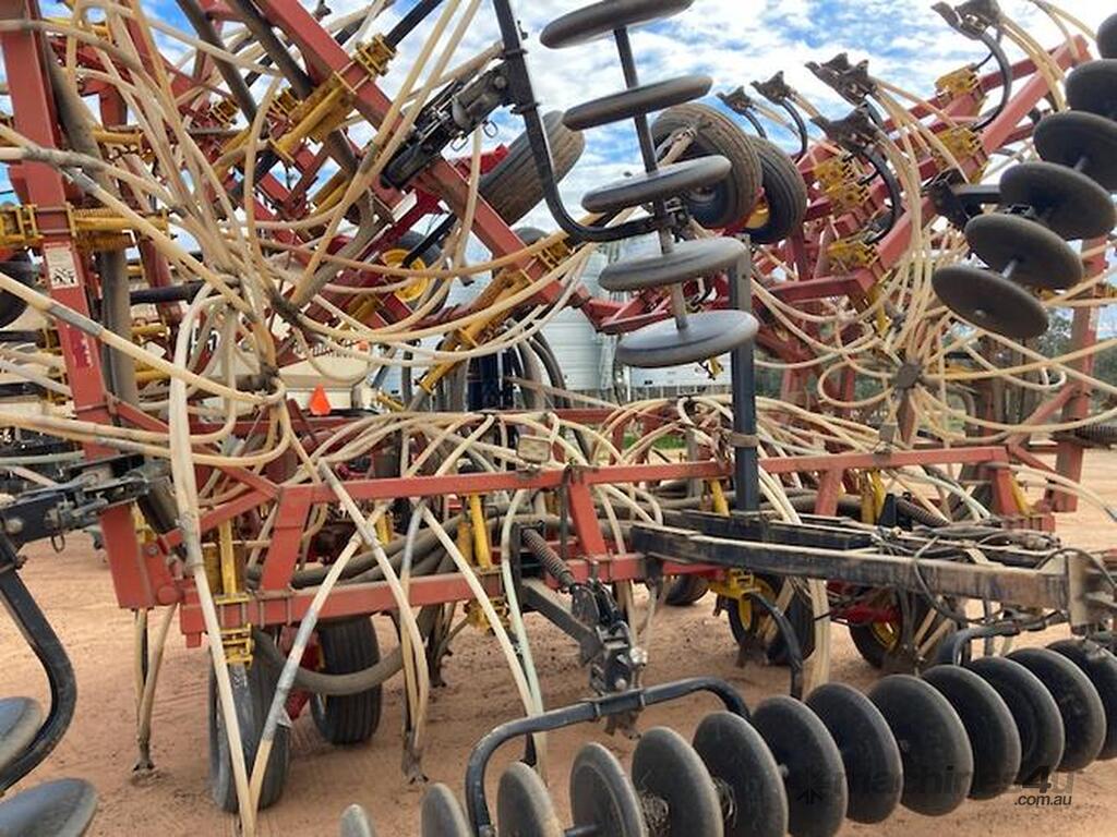 Used Bourgault 1999 Bourgault Bourgault 8810 Airseeder Tillage 