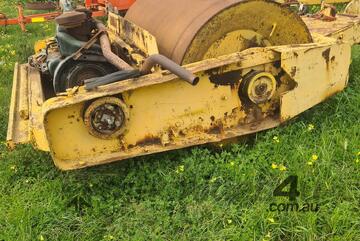 Towable Smooth Drum Roller