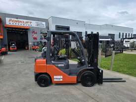 Toyota Forklift 2.5T Container Mast with Tyne Positioners (Unit#:U919) - picture0' - Click to enlarge
