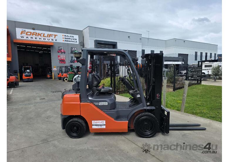 caption Toyota Forklift 2.5T Container Mast with Tyne Positioners (Unit#:U919)