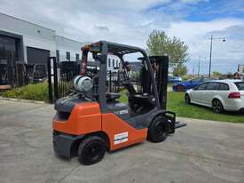 Toyota Forklift 2.5T Container Mast with Tyne Positioners (Unit#:U919) - picture1' - Click to enlarge