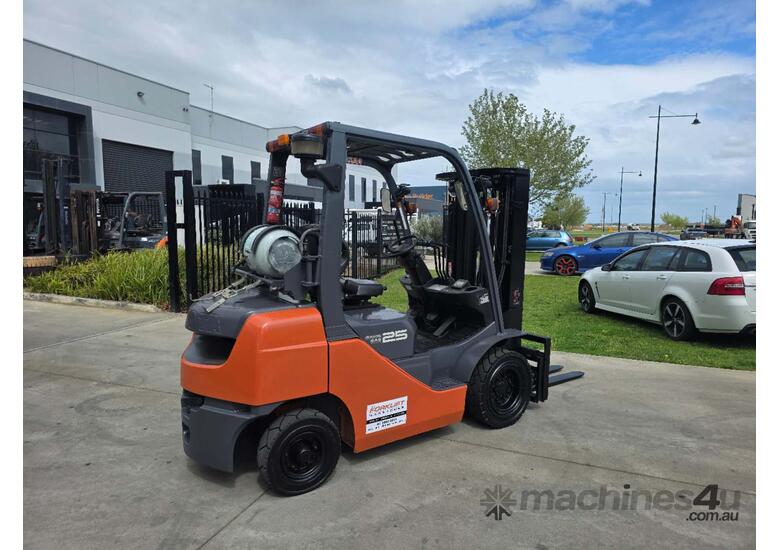 caption Toyota Forklift 2.5T Container Mast with Tyne Positioners (Unit#:U919)