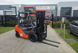 Toyota Forklift 2.5T Container Mast with Tyne Positioners (Unit#:U993)