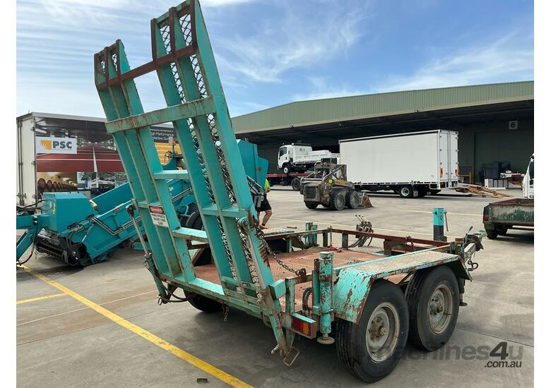 2004 Universal Tandem Axle Plant Trailer
