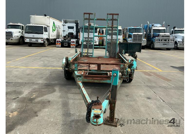 2004 Universal Tandem Axle Plant Trailer