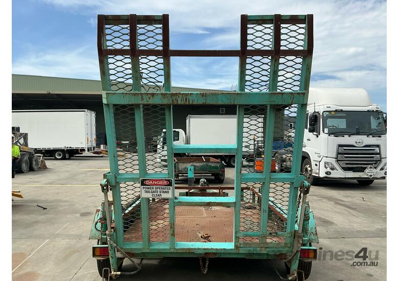 2004 Universal Tandem Axle Plant Trailer