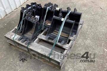 Caterpillar   300.9 D Buckets