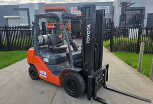 Toyota Forklift 2.5T Container Mast with Tyne Positioners(Unit#: U1023)