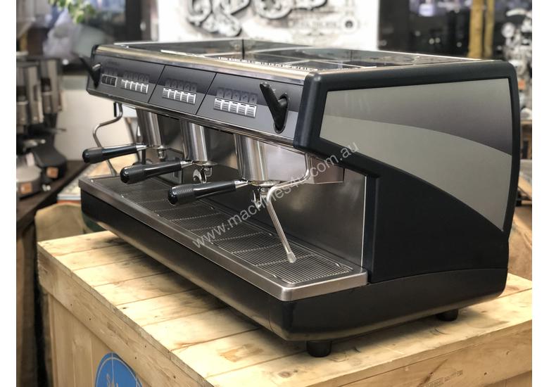 Click to view full size photos NUOVA SIMONELLI APPIA 3 GROUP ESPRESSO COFFEE MACHINE CAFE BUDGET