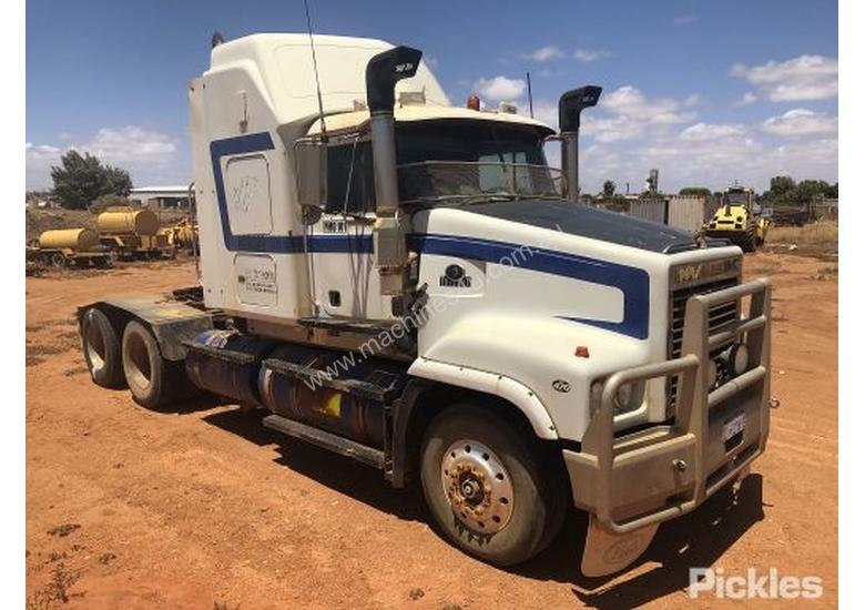 caption 1999 Mack Trident CLS