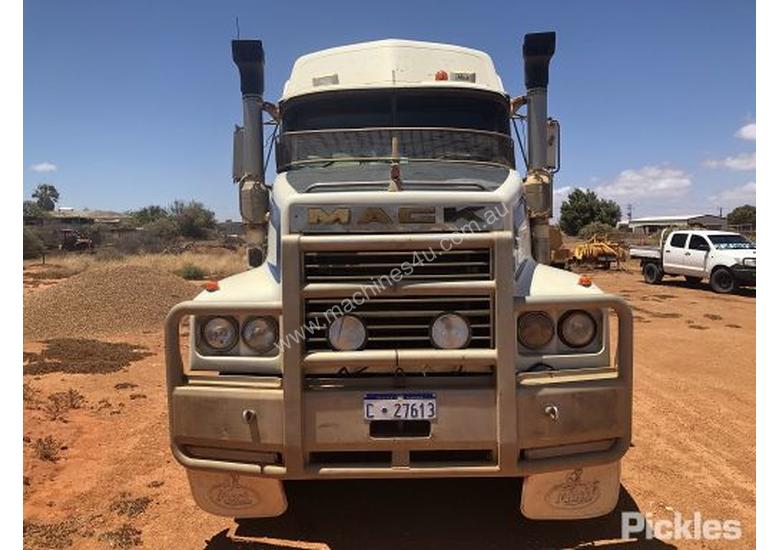 caption 1999 Mack Trident CLS