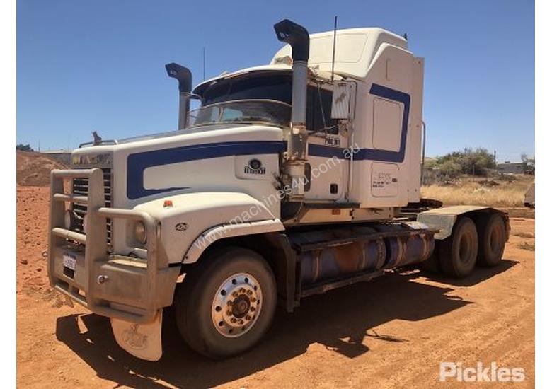 caption 1999 Mack Trident CLS