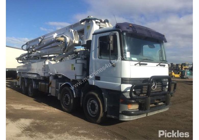 caption 1999 Mercedes-Benz Actros 3240