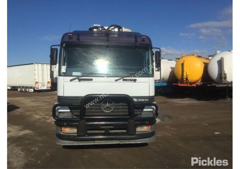 caption 1999 Mercedes-Benz Actros 3240