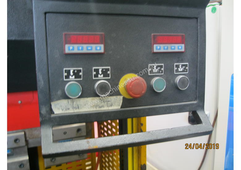 caption CMT 2500 x 40 Ton Hydraulic Pressbrake
