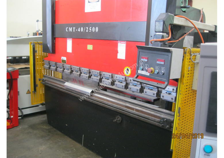 caption CMT 2500 x 40 Ton Hydraulic Pressbrake