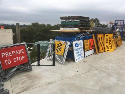 ROAD  WORKS/SPEED AND DIRECTIONAL SIGNS ALL IN  EX / CONDITION