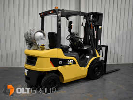 CATERPILLAR 2.5 Tonne Forklift Container Mast Fork Positioner 2678 Hours Petrol/LPG - picture1' - Click to enlarge