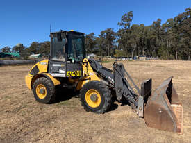 New Holland W80 Loader/Tool Carrier Loader - picture0' - Click to enlarge