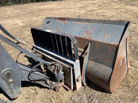 New Holland W80 Loader/Tool Carrier Loader - picture2' - Click to enlarge