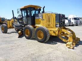 JOHN DEERE 770G Motor Grader - picture2' - Click to enlarge