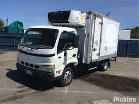 2004 Hino DUTRO - picture2' - Click to enlarge