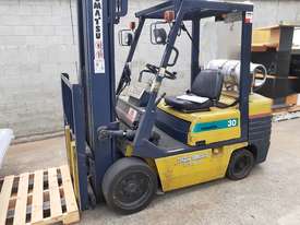 Komatsu compact 3ton capacity 3 stage 5 meter mast with side shift  - picture0' - Click to enlarge