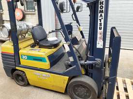 Komatsu compact 3ton capacity 3 stage 5 meter mast with side shift  - picture0' - Click to enlarge