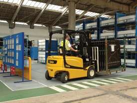 2.5T BE Counterbalance Forklift - picture1' - Click to enlarge