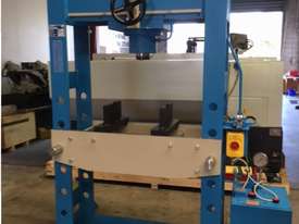 Hydraulic Motor Driven H Frame Press 100 Tonne, Mobile Piston - picture1' - Click to enlarge