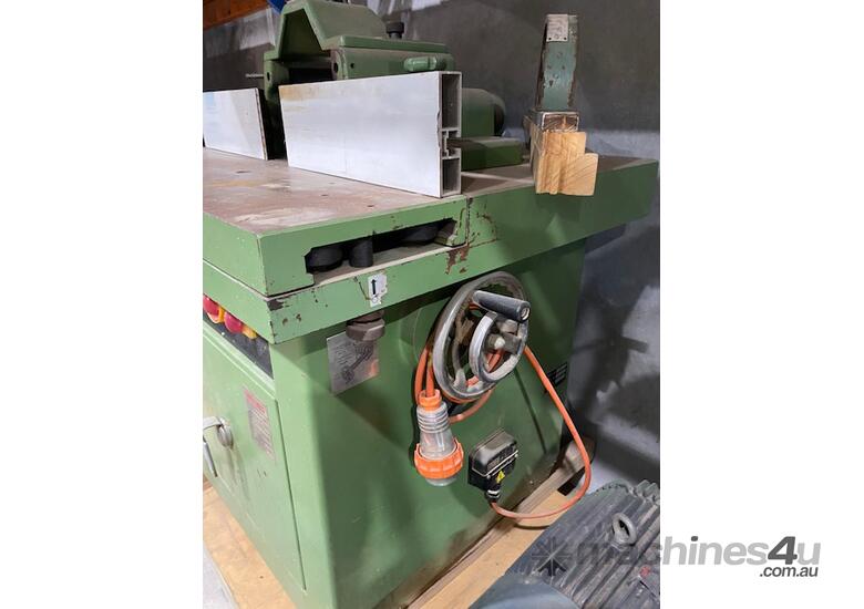 caption Leda Spindle Moulder