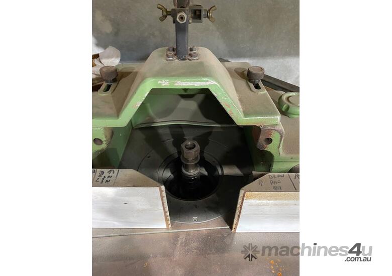 caption Leda Spindle Moulder