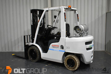 Unicarriers Nissan UG1F2A30DU 3 Tonne Forklift with Fork Positioner Container Mast 2017 Series