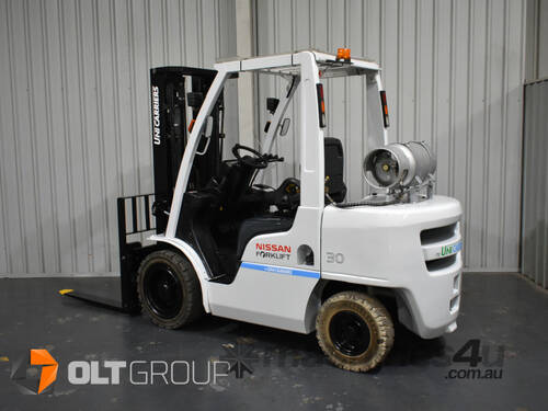 Unicarriers Nissan UG1F2A30DU 3 Tonne Forklift with Fork Positioner Container Mast 2017 Series