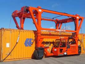 Combilift Straddle Carrier - picture1' - Click to enlarge