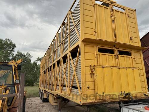 2004 BYRNE TRI AXLE CATTLE CRATE TRAILER