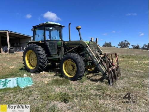 John Deere 3350 Tractor + Bucket + forks