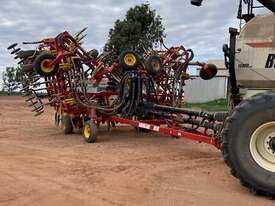 2016 Bourgault 8910 Airseeder - picture0' - Click to enlarge