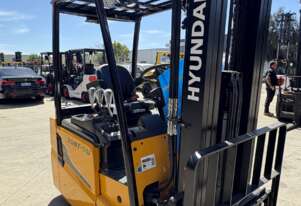 Hyundai 2 Tonne Electric Forklift