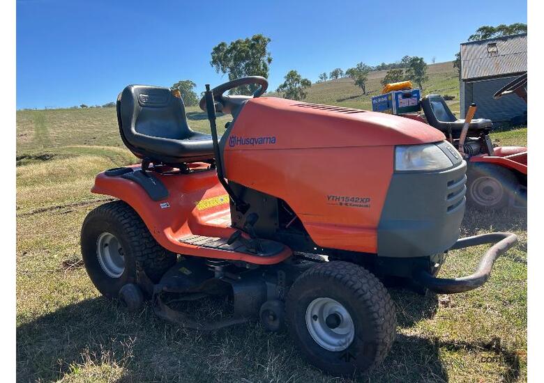 caption Husqvarna YTH1542XP ride-on lawn mower