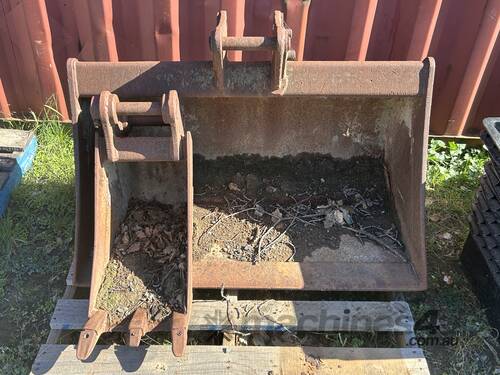 caption 3x Excavator Buckets