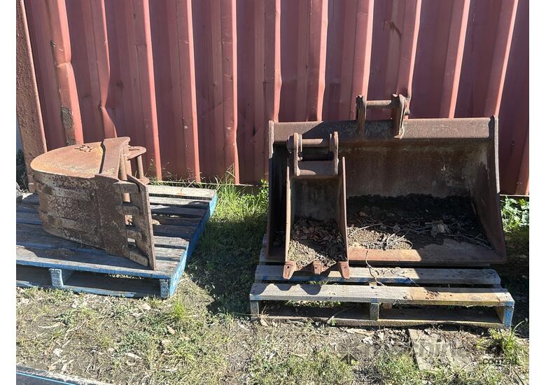 caption 3x Excavator Buckets
