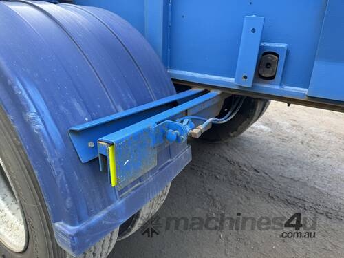 2008 J.G Consulting Equiprite Retractable Tri-Axle Trailer