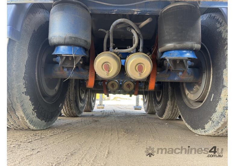 caption 2008 J.G Consulting Equiprite Retractable Tri-Axle Trailer