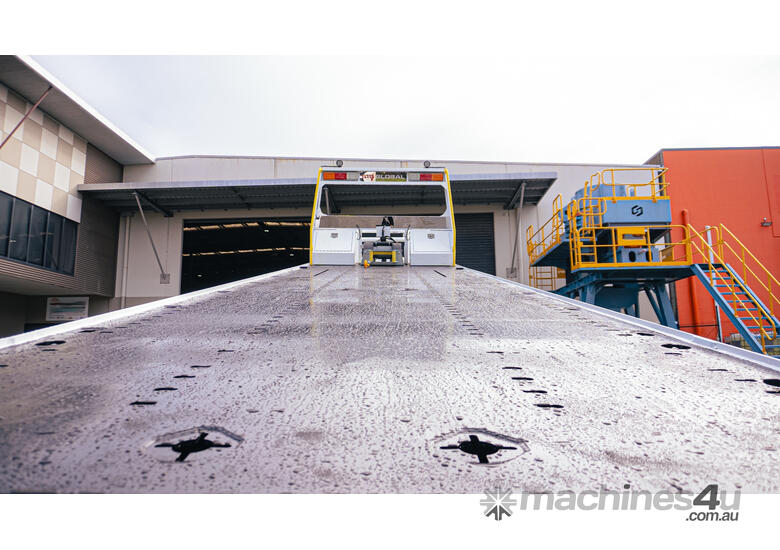 Isuzu FYJ 300-350 Tilt tray Truck