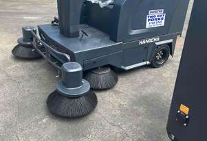 HC B1900 Driving Floor Sweeper