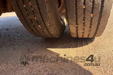 Isuzu 2005   NPR 300 Table Top