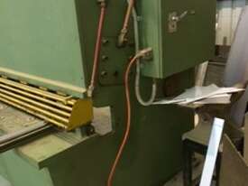 JUST TRADED - HERLESS 2500mm x 6.5mm Guillotine - picture0' - Click to enlarge